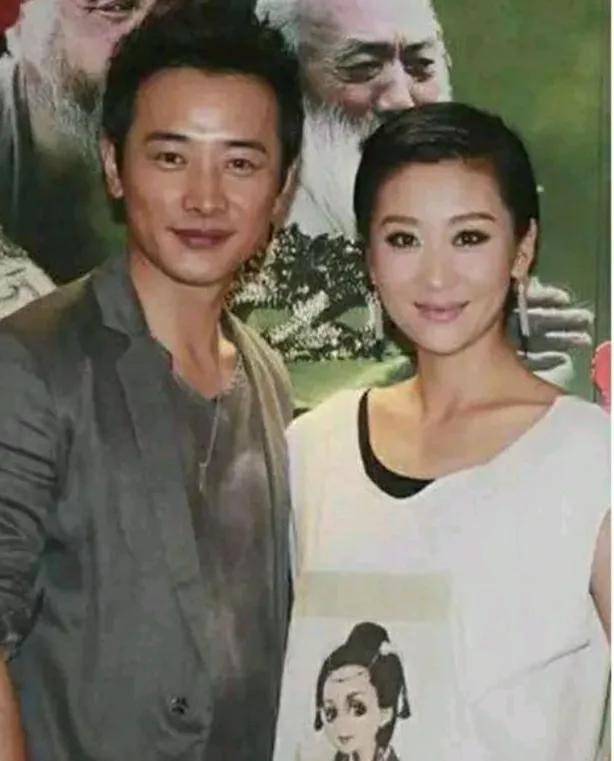 2011年，罗晋和苗圃相恋不久，苗圃的父亲重病住院，罗晋拿出20万积蓄给她说:“