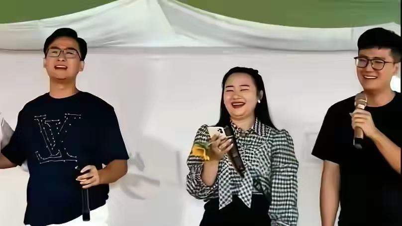 这两名高大帅气的男青年分别是明珍珍的弟弟明光忠和明光才；此二人目前为止，没有涉及