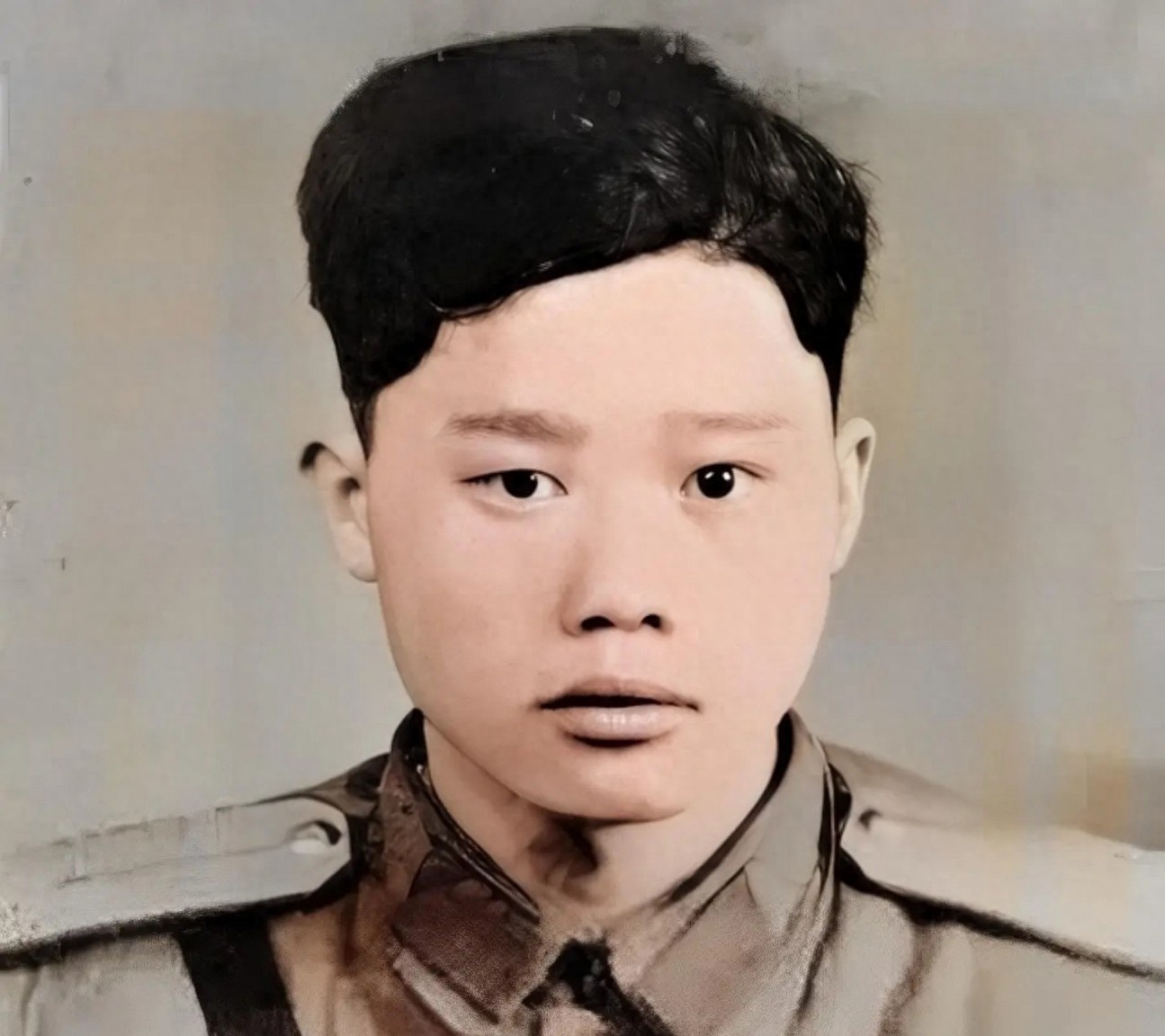 1951年1月28日，志愿军战士潘天炎因为肚子疼去附近的草丛解决，回来后却意外发