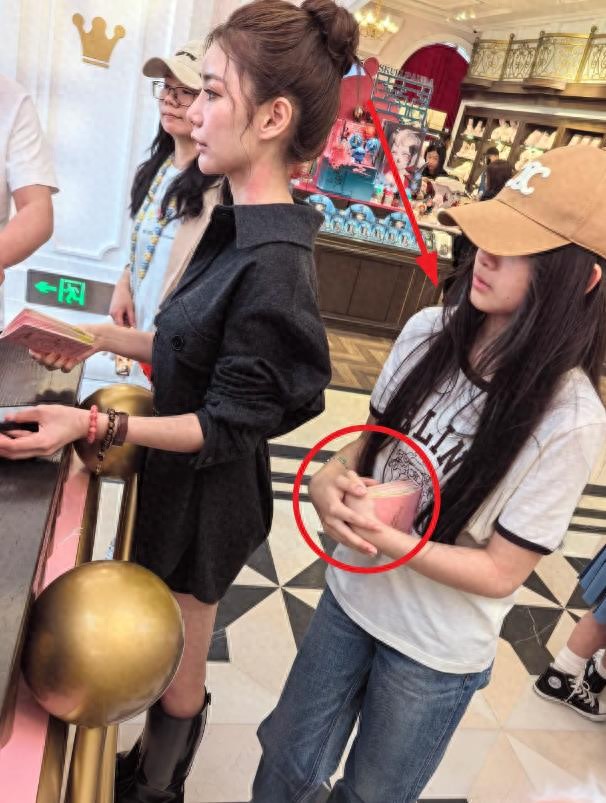 针对她们的黑粉，肯定都是别人砸钱的，拼命的说马筱梅的不好，拼命的祸害她直播，拼命