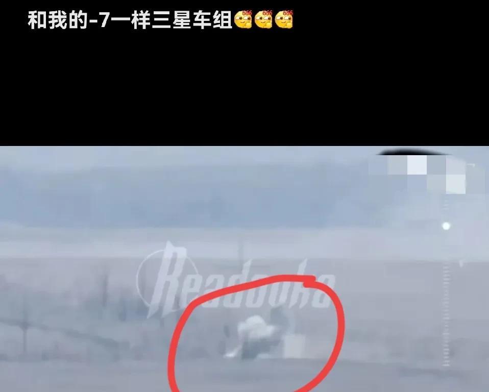 战争史上的奇迹！
3月23日，据俄乌双方信源报道，红军村方向，一辆俄军坦克在战斗