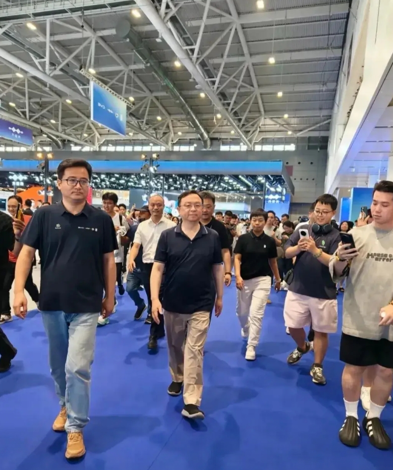 比亚迪总裁现身粤港澳车展，一身朴素，比亚迪一众负责人跟随，一点架子都没有。从传福