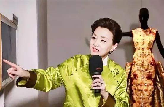 看杨澜，始终漂亮优雅，女人的美真的是各方条件促成的。想想杨澜就是个幸福女人，小时