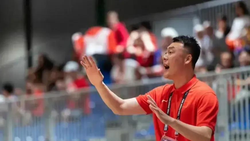 曲绍斌夹带私货，把球队变成利益场——在U19男篮世界杯赛上，国青队连输两场，技不