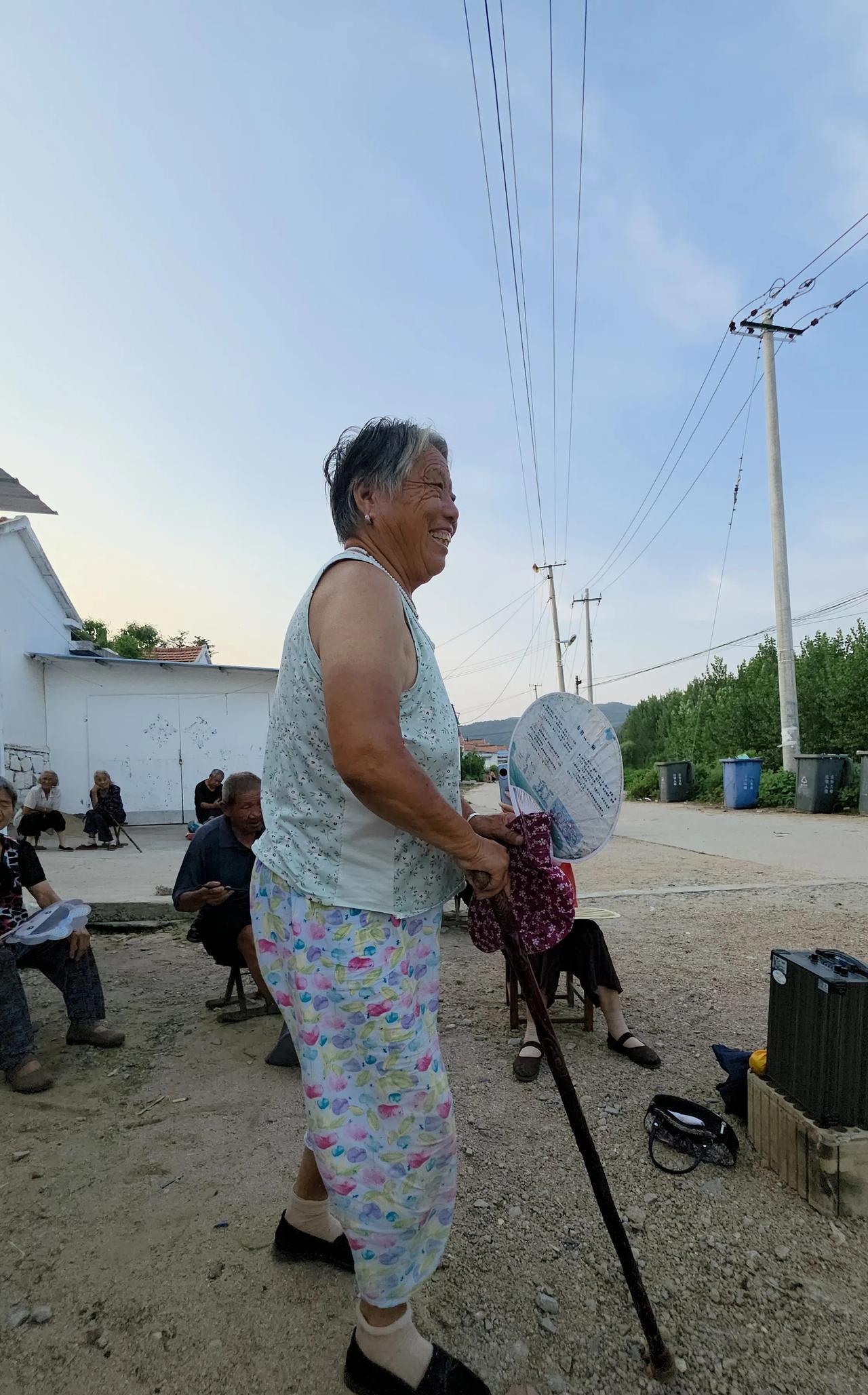 这个婶子是活宝……
80岁，经历了人生很多苦难。中年时儿子儿媳遭遇车祸双双罹难，
