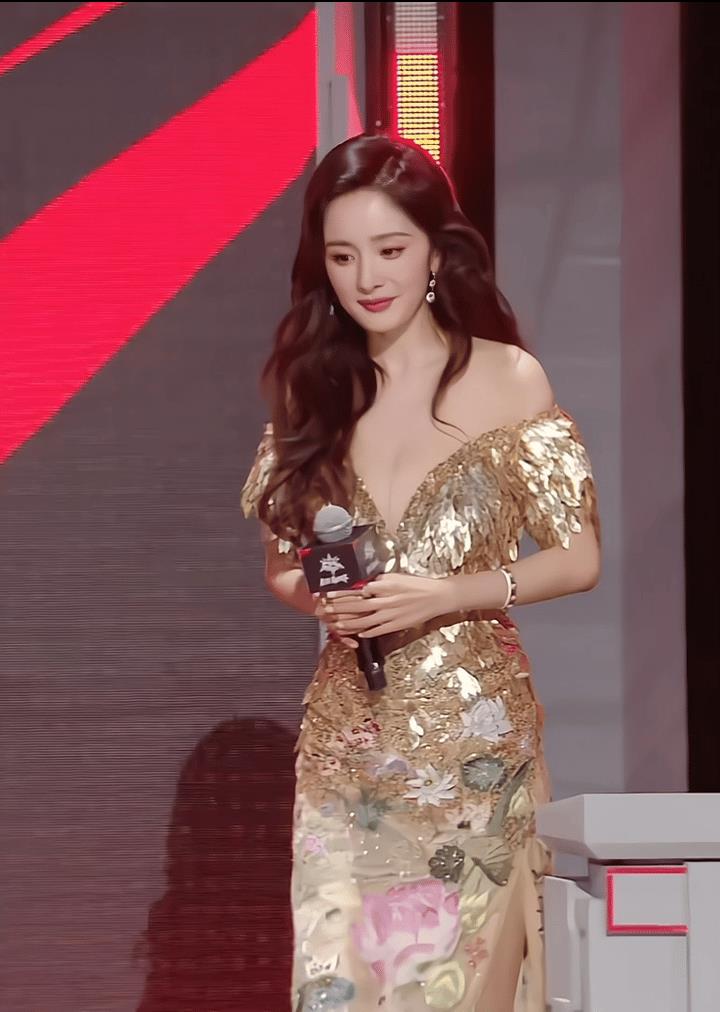 #张予曦站姐拍的杨幂# 我超！呜呜拍的太好了，大幂幂一袭金色华服，优雅又迷人，每