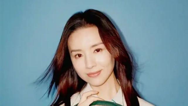 44岁董洁批发市场被偶遇，白色毛衣美得显眼，真是内娱顶级神颜