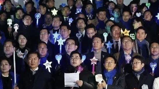 截至7月22日，在曾经前往韩国前总统官邸声援尹前总统的国民力量党45名议员里，已