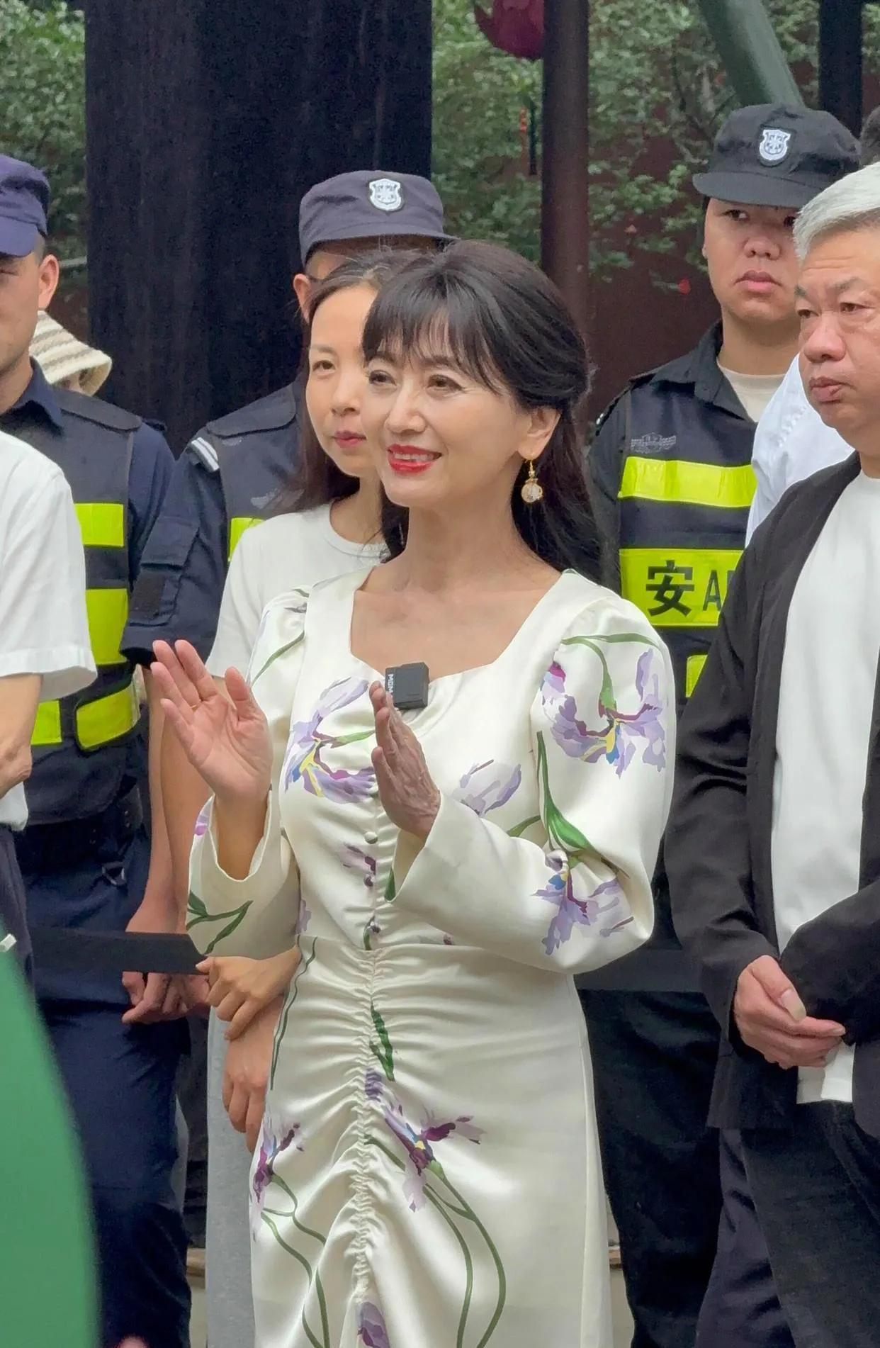 赵雅芝（白娘子）自然老去，自然真实。
七十多岁的她，自信，优雅与年龄无关。