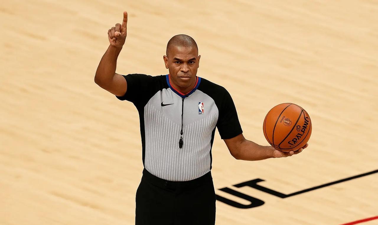 #NBA官方:重大变革，回放中心将承担近距离犯规和界外球的审核# 
      