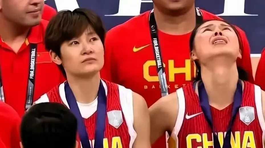 68岁宫鲁鸣杀回女篮！
口红、染发、纹身统统封杀，姑娘们直接梦回军训。
老帅20