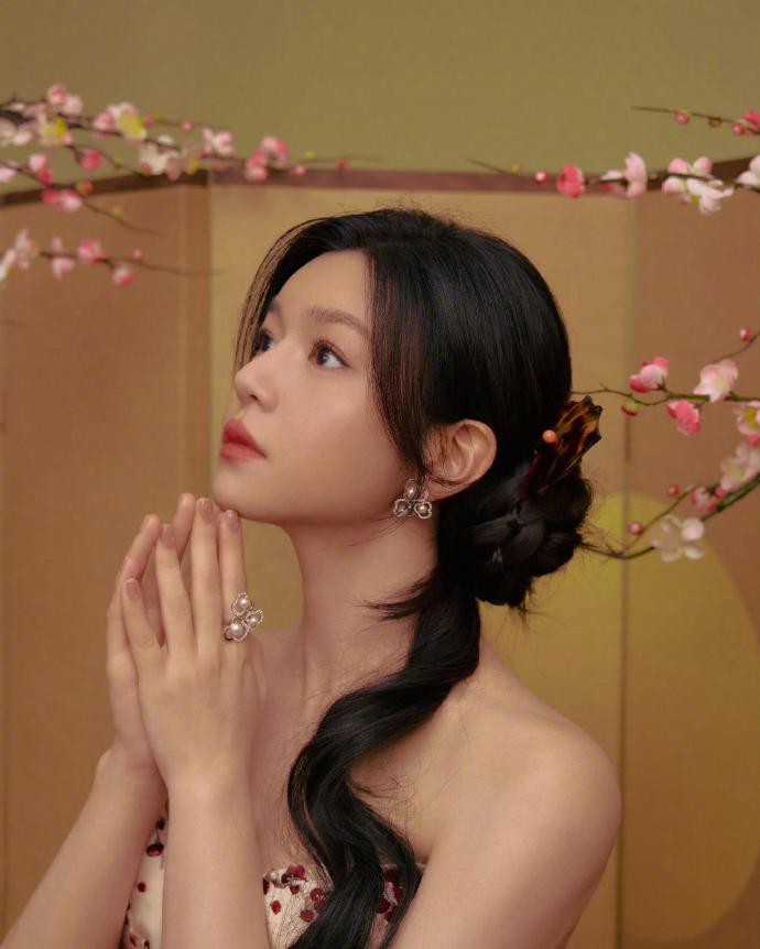 陈妍希珠圆玉润的明媚具像化了

陈妍希这套红白色新中式造型完全鲨疯了，身着金泠枳