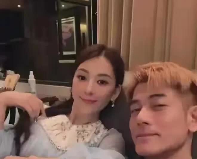 照片中这两个人，竟然是女婿和岳母的关系，实在是让人大跌眼镜。
女婿是著名的男艺