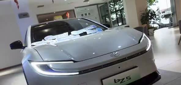 个人建议：
男人买车，还得买丰田！

因为丰田省油，省电，省心，安心，故障