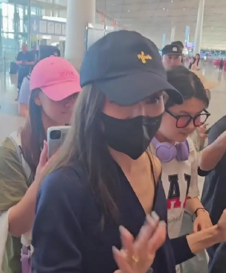 吴宣仪等现身机场前往<浪姐>总决赛 路透中的热情互动
