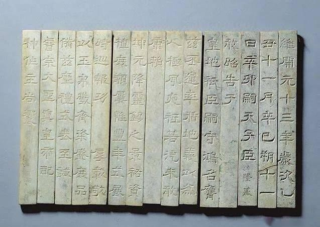 1971年，马鸿逵的四姨太悄悄来到台北蒋家，呈献给蒋一个盒子，蒋打开一看，惊呼：