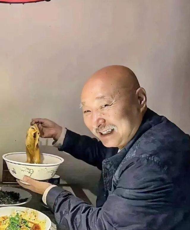 70岁的陈佩斯，终于活成了他爹陈强的样子！
陈佩斯对中国观众来说充满欢乐与回忆，