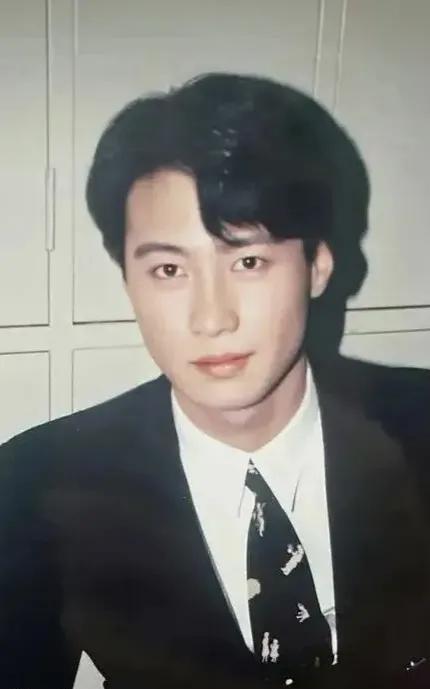 黎明：时光淬炼的传奇，永不过时的亚洲顶流
在华语娱乐圈璀璨星河中，黎明的名字永远