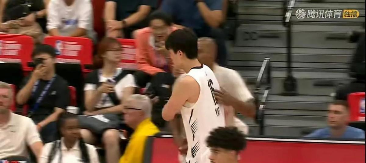 炸了！中国新秀杨瀚森刚在NBA夏联赛场干了一票狠的！带队狂胜对手十几分，自己轰下
