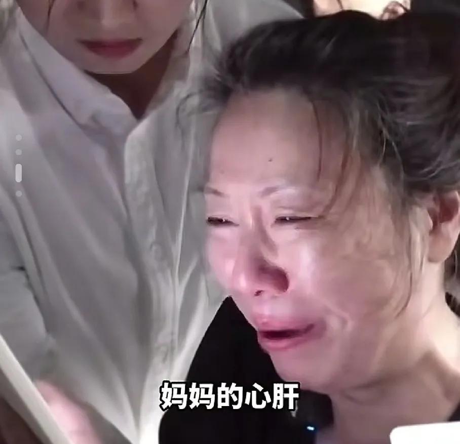 27岁女子在家门口被杀害，母亲一夜白头，这件事最好的结果就是能推动司法，呼吁精神