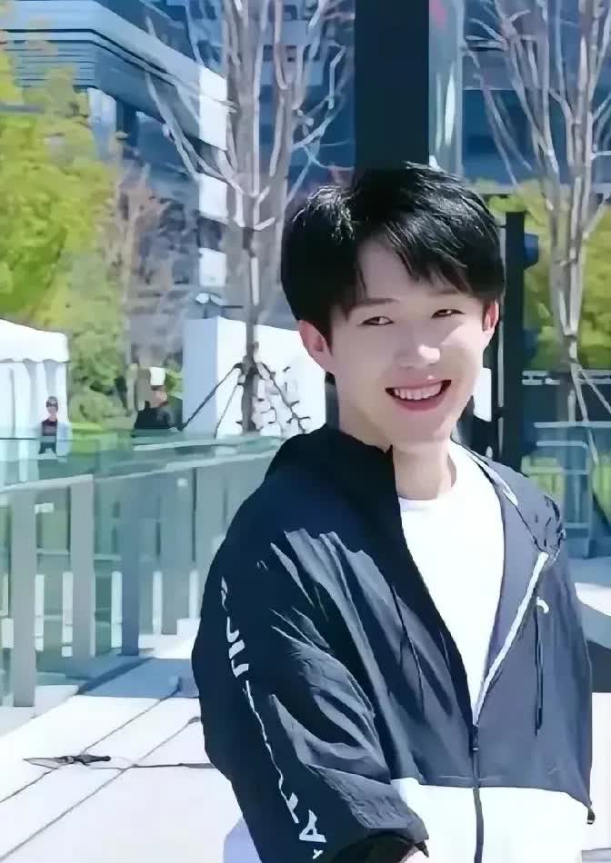 《不想如果》

巴黎的风雨已经远去，眼前的形势看起来一片大好。

只是旧