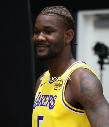 湖人的最大问题还是中锋
一个中锋是防守体系中的核心，碰上艾顿，防守即便外线有防守