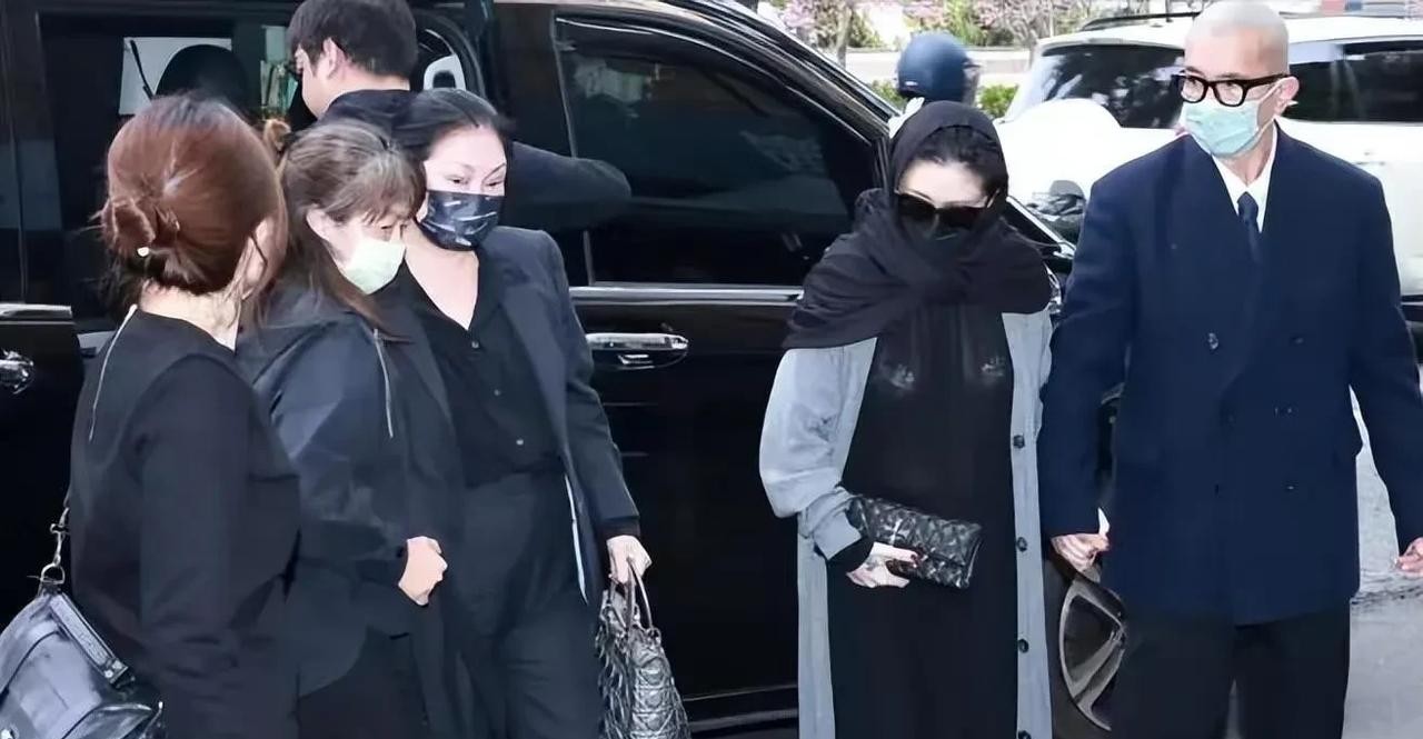 小S姐妹台上大胆台下怂包





小S，以前真是高看她了！台上放得开，台下怂得