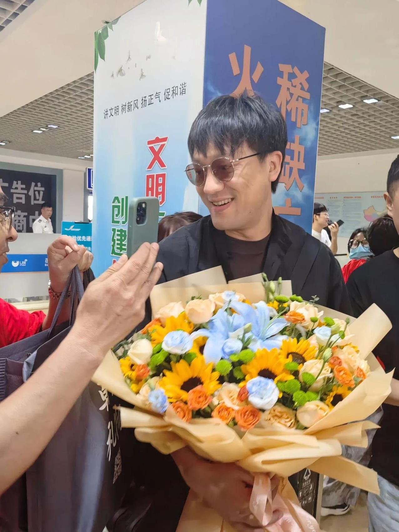 二饼力哥辽宁朝阳行，受辽宁文旅邀请，属于助力家乡演出，这也算实现了二饼愿望，有机