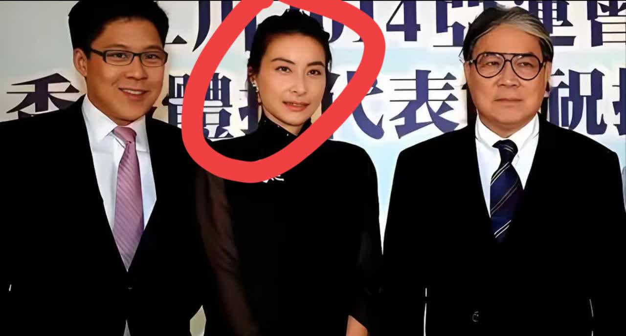 都是儿媳，看到霍启仁妻子被冠夫姓，才知道郭晶晶霍家地位有多高！

震惊！同是