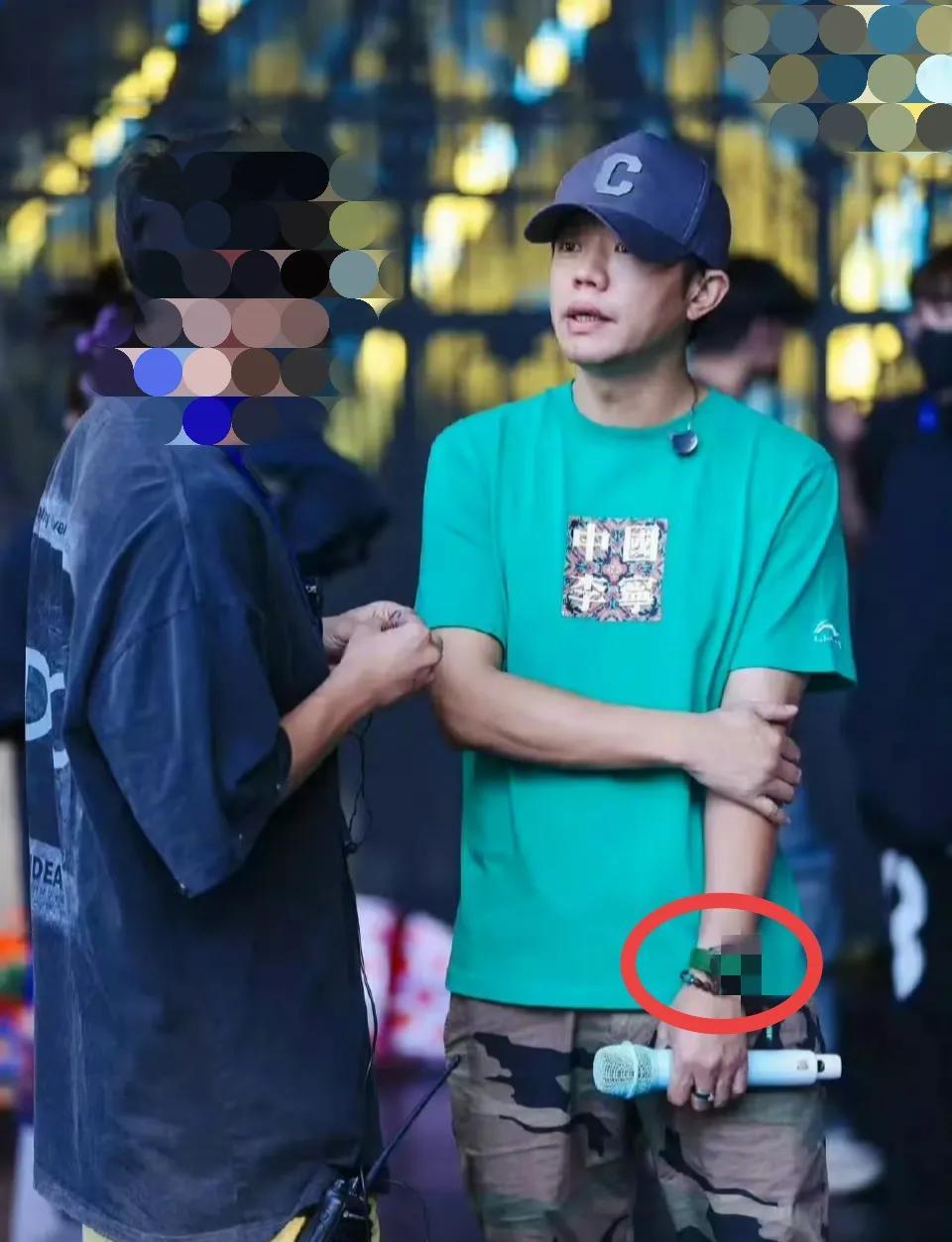 因为一块手表，曾毅身体垮了，这是神表啊，这么大的魔力！
凤凰传奇工作室宣布原定的