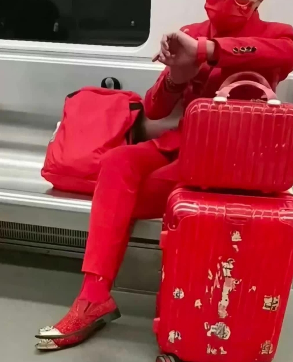 他是不是觉得自己是特别帅的那种？