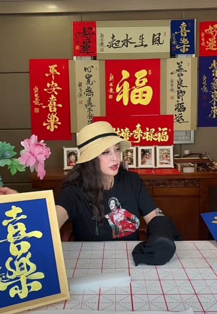 在刘晓庆这里，画风会变得好奇怪——
什么都有可能是假的，比如头发、牙齿、皮肤状态
