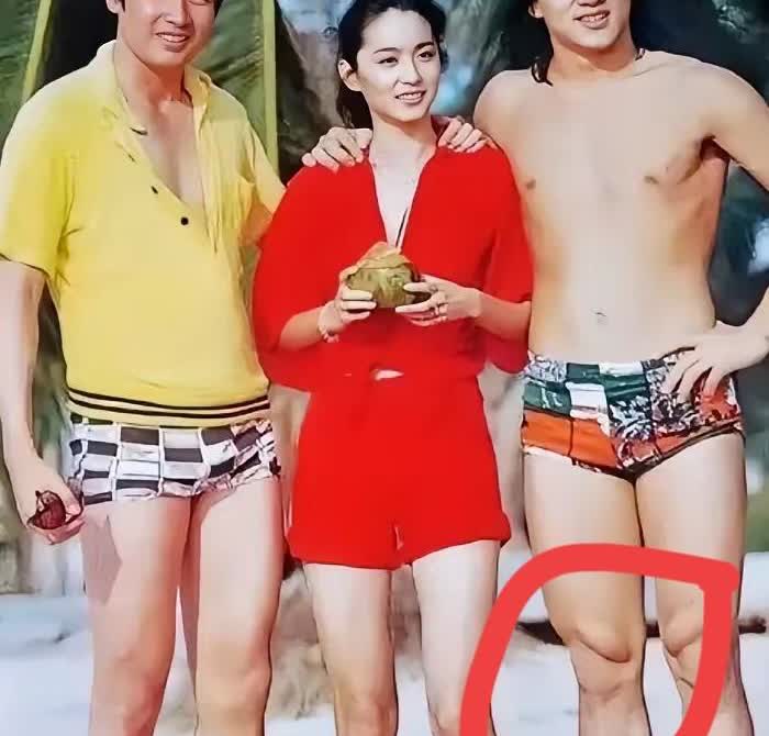 成龙165公分，后来做了增高十公分。

变成175，所以膝盖变成这样，大家明