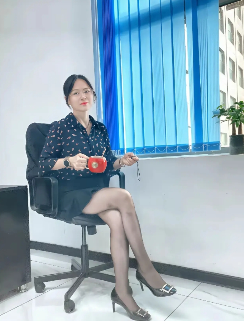 明天学校开大会穿哪双鞋合适呢？