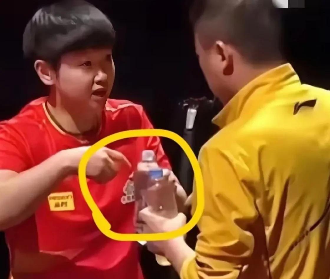 莎莎现在也是谨慎有加比赛喝水也关心是谁帮助她打开的瓶盖。
除非邱指和马琳拧开的瓶