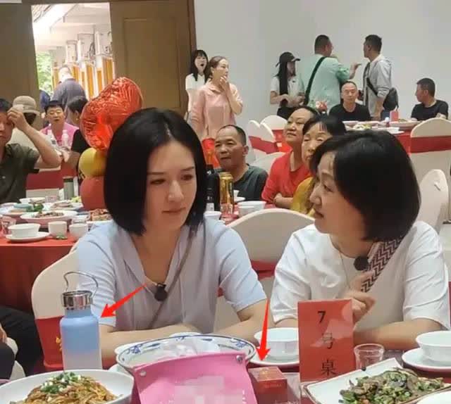 谢娜回四川老家搂席了！
6月16日，有网友晒出了谢娜回四川老家搂席的照片，据悉