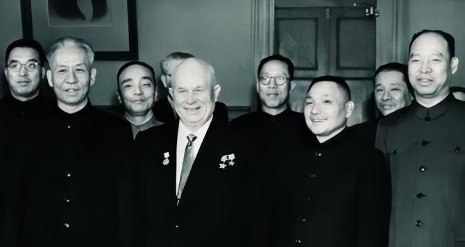 毛主席在一次谈话中说，我们党有九十几个中央委员，只有四个人出面敢和苏方对骂，坚决