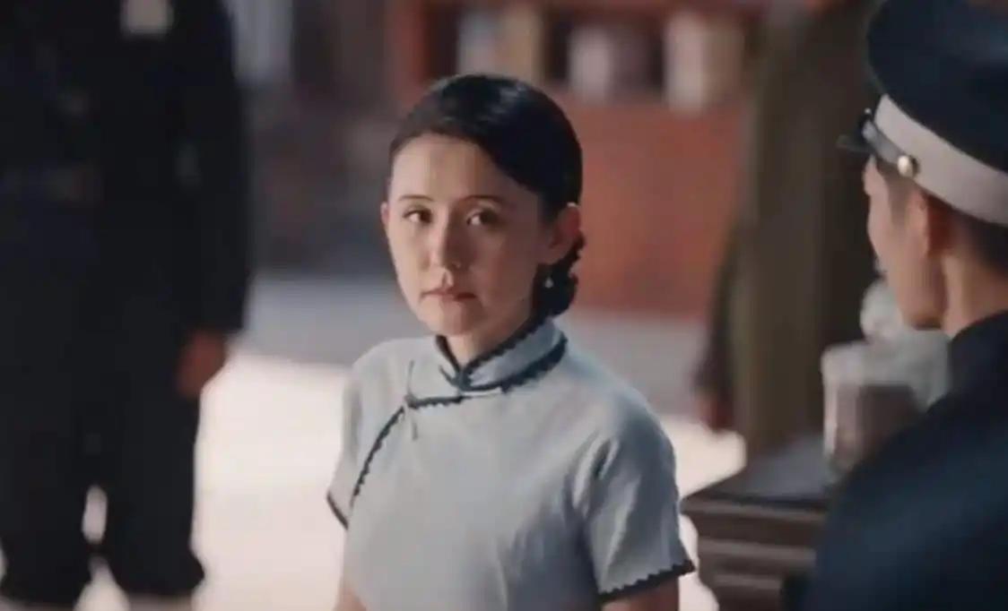 继续追剧《灼灼韶华》。
周燕因为贪污做假账，被闻氏大药房开除，于是来到了田大少的