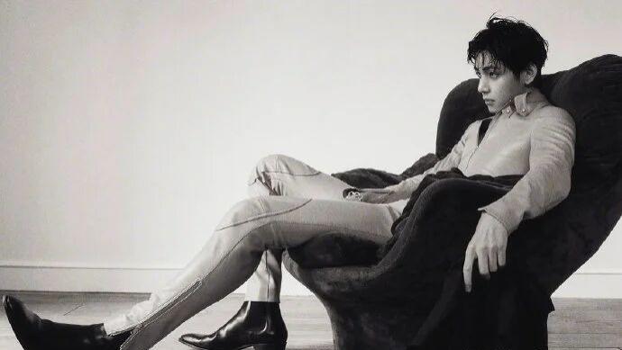 金泰亨这波 VOGUE Japan Celine 封面，是把俊朗清冽焊在锐骨里的双封教科书