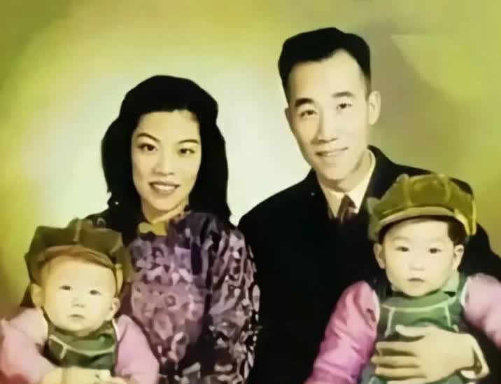 1947年的北京相声大师侯宝林的一张温馨全家福，坊间传闻当年演唱“笑脸”的谢东也