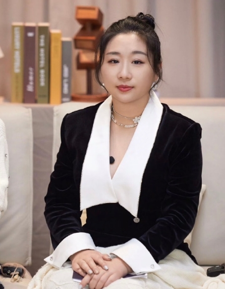 傅首尔从未被困境束缚，勇敢走出舒适圈，尝试表演，参与综艺，在新领域中不断突破自我