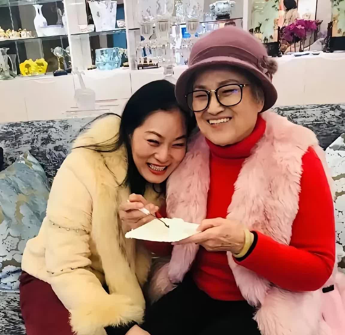 不是母女胜似母女！最自然、最幸福的瞬间。
右边是越剧大师、“王派”创始人王文娟