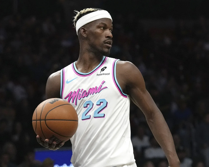 关于巴特勒传来2条最新消息：

一、巴特勒正式解禁复出，首发出战33分钟，拿到1