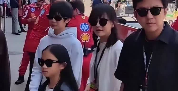 慈善赛开场，姚明甫一登场，便与邓超撞出趣味火花。他抬手轻叩邓超头顶，带几分戏谑的