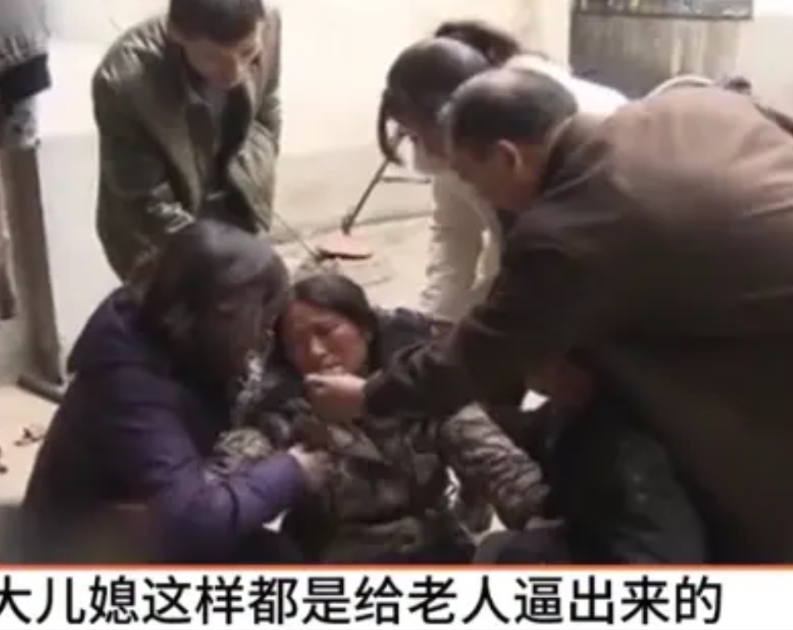罪有应得啊！婆婆在家一手遮天，大儿媳怀孕，大儿子给买了8块钱烧鸡，她就将家里闹得