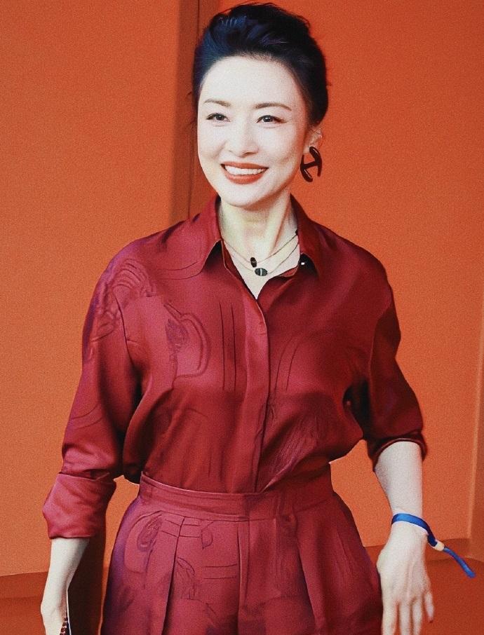 今天周涛在上海参加爱马仕的时尚活动，她这回搭配了一身红色的套装，整个人显得超有格