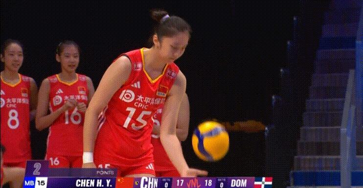 被姑娘们开局6-12落后给吓醒了！  



中国女排这场比赛的开局，可以用“险