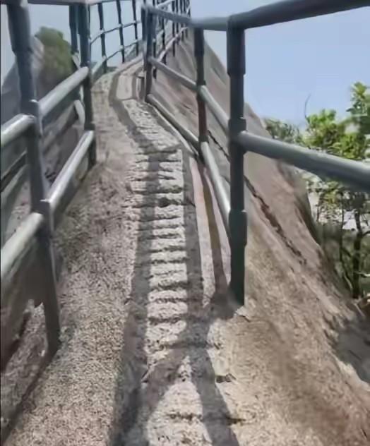 丹东凤凰山出事那对夫妻其实挺气人的！
当时和他们脚前脚后爬山的有好几个，大家说说