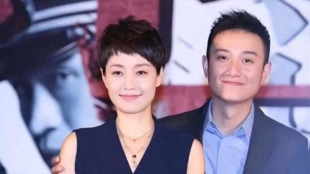 文章带小女友外出用餐，同行的女友人撞脸“姚笛”！打扮十分相似