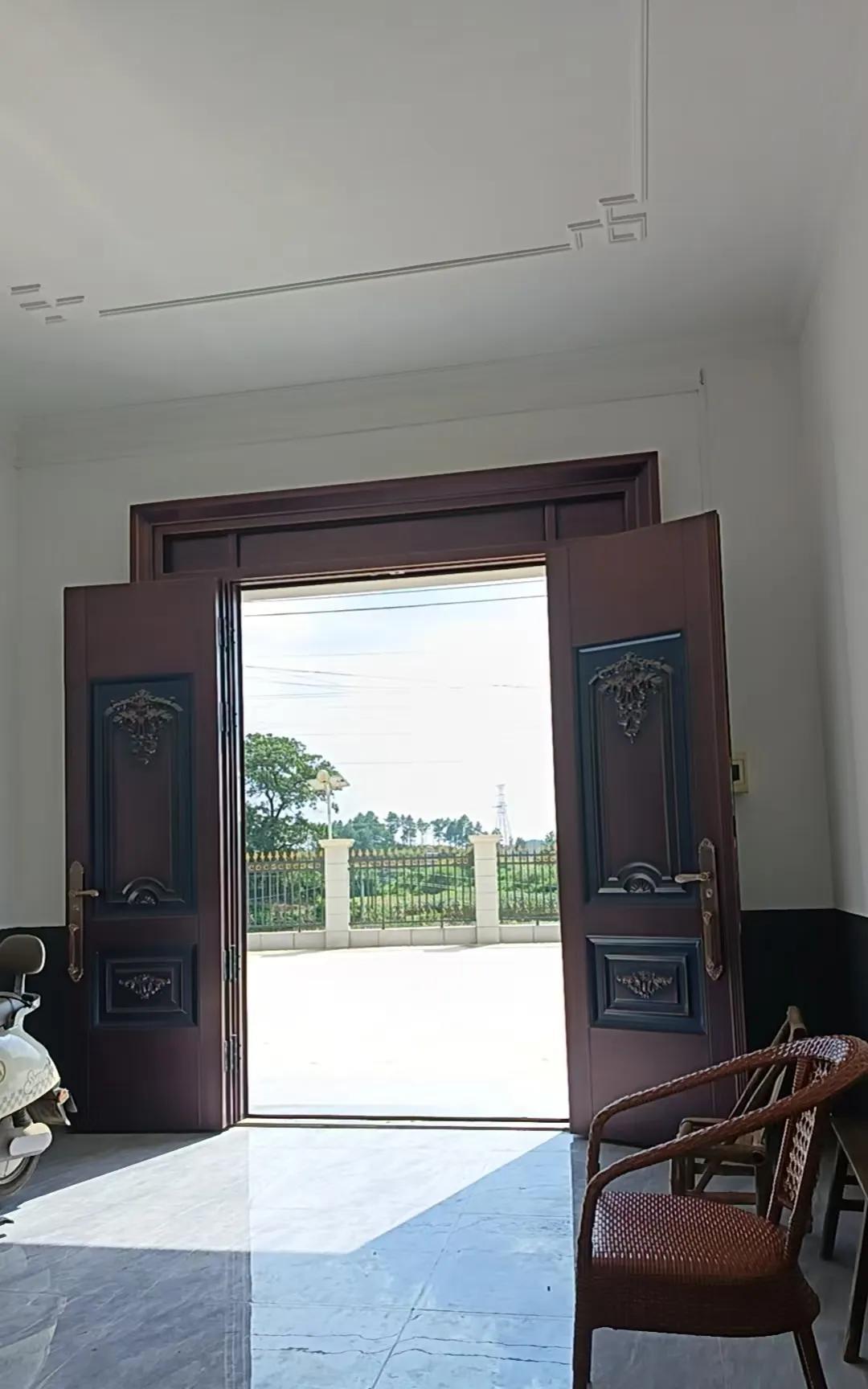 暑期来了，我老婆与孙子回湖南老家了。家里的别墅也刚刚修好，设施也方便，只是温度高